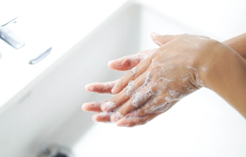 念入りな手洗いと指先の洗浄